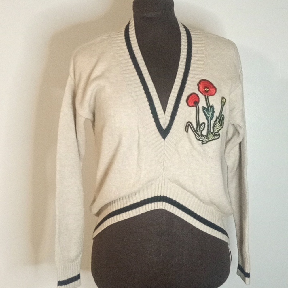 Sweater with flower patch. (BMW)